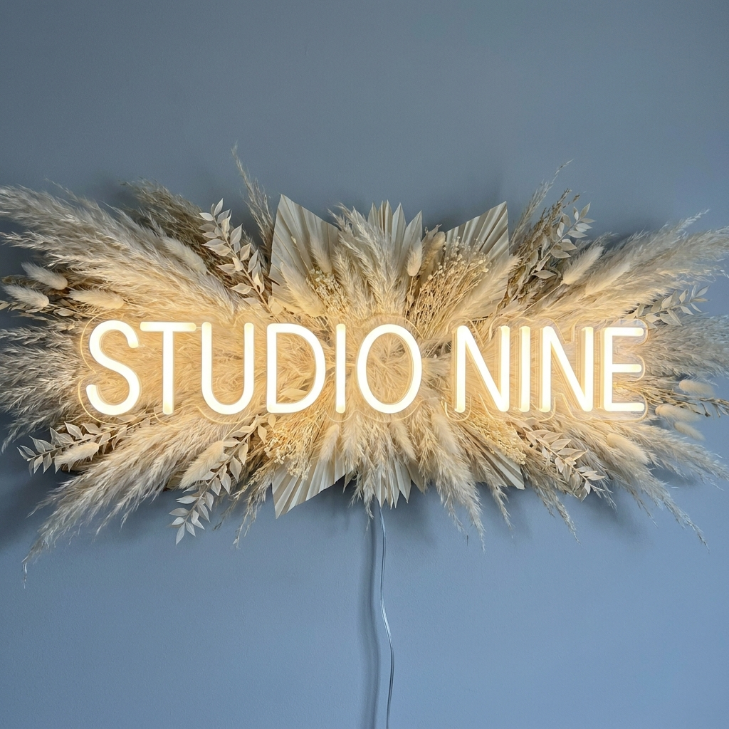 LED-Neon-Logo „Studio Nine“ über Pampasgras im Beautystudio – Neon Atelier