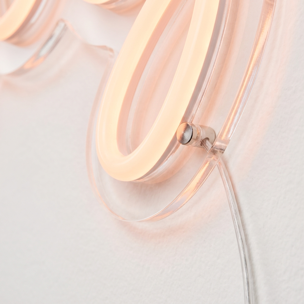 Detailaufnahme: konturgeschnittene Acrylkante, Montage und Kabel eines Kinderzimmer-Neonschilds – Neon Atelier