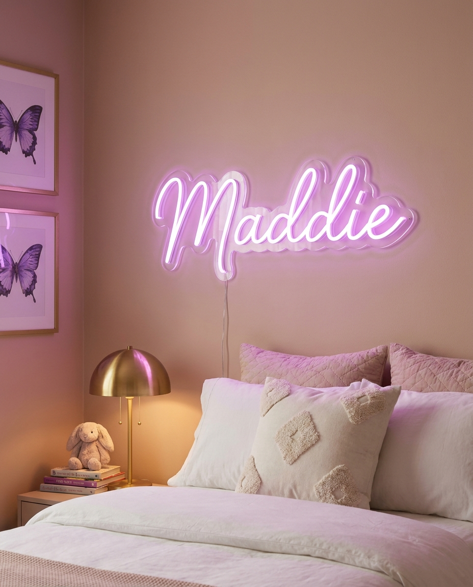 LED-Neonschild „Maddie“ an lila Schmetterlingswand im Kinderzimmer – Neon Atelier