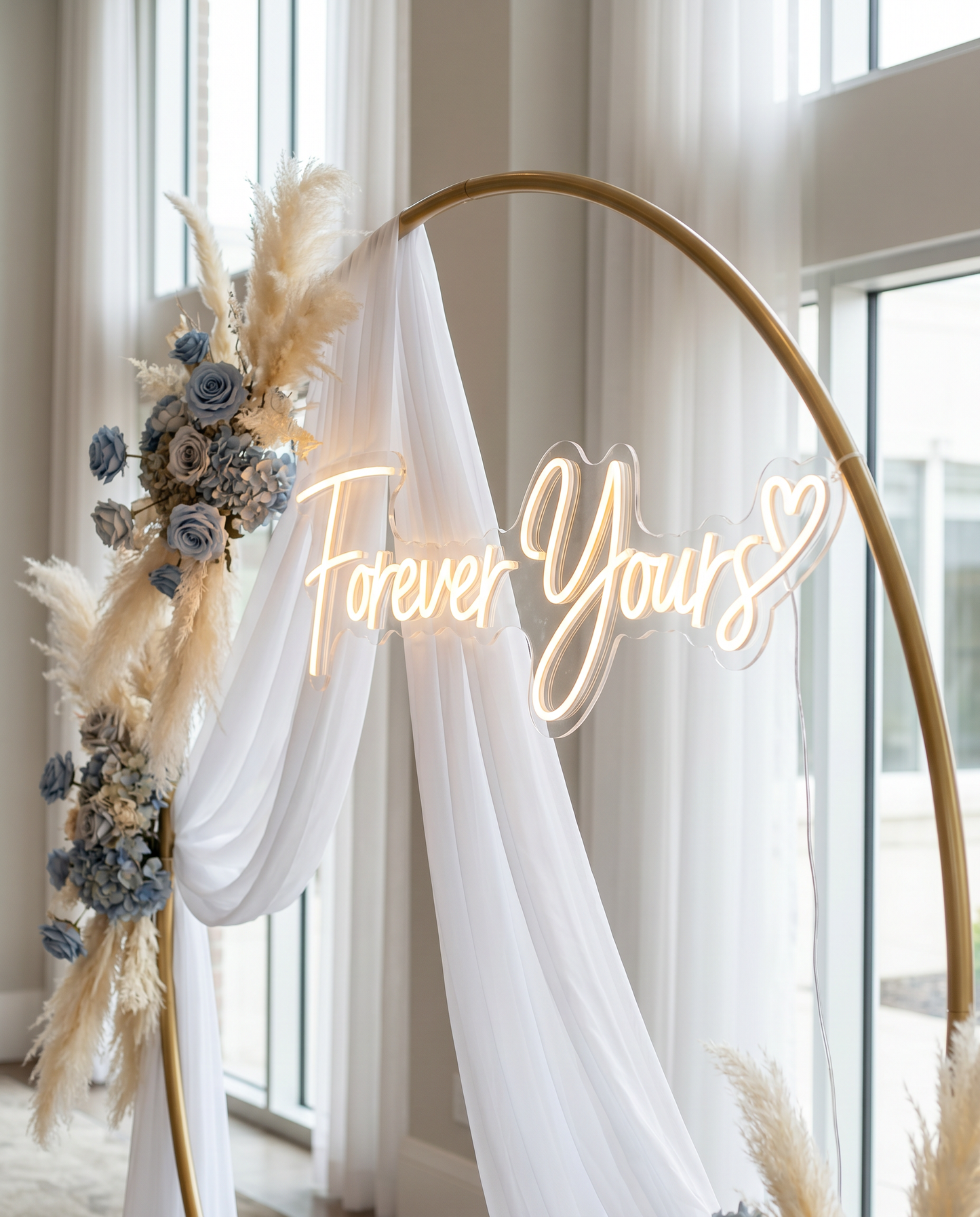 LED-Neonschild „Forever Yours“ an einem blau-cremefarbenen Bogen bei der Hochzeit – Neon Atelier