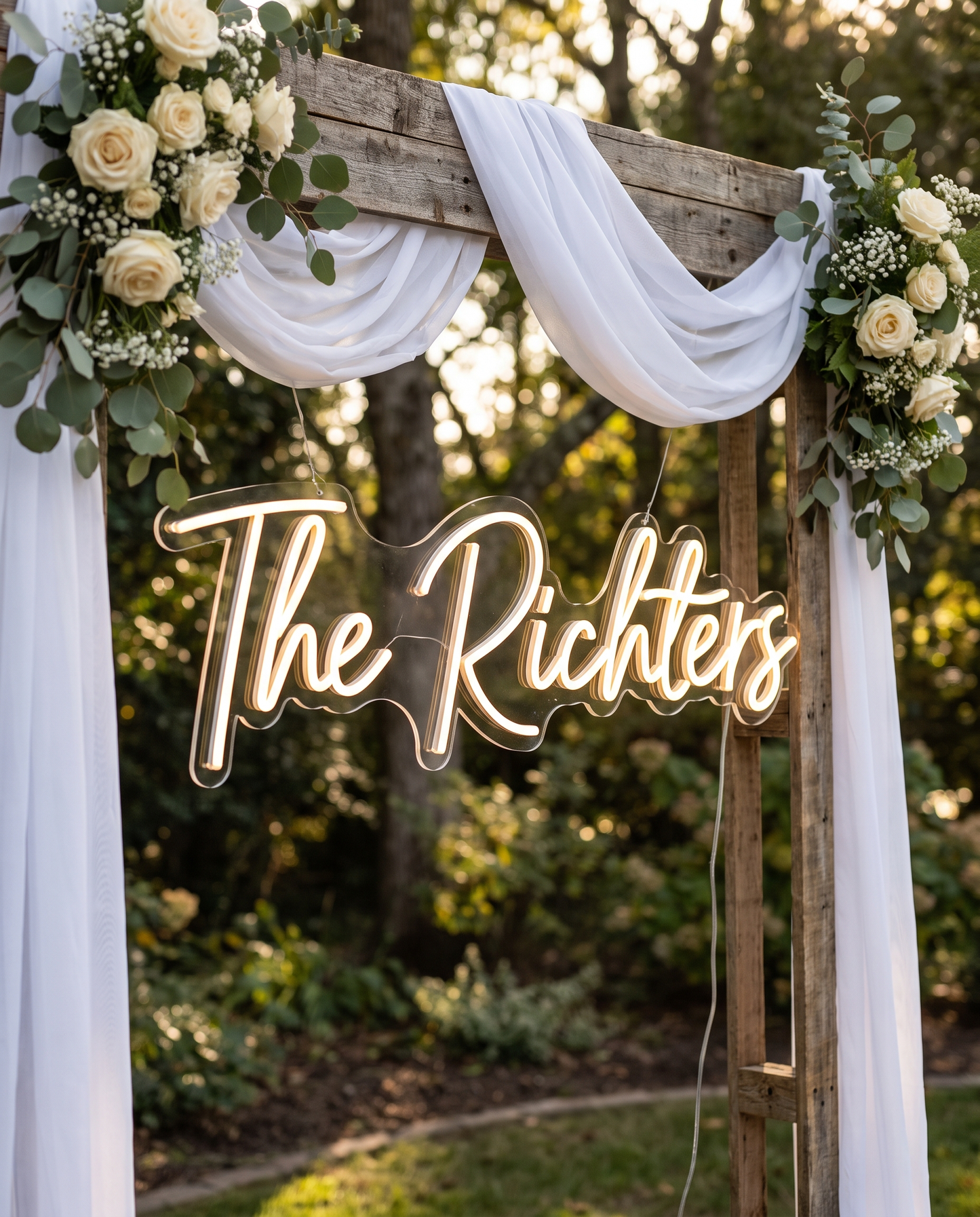LED-Neonschild „The Richters“ freistehend auf einer Holzpalette bei der Hochzeit – Neon Atelier