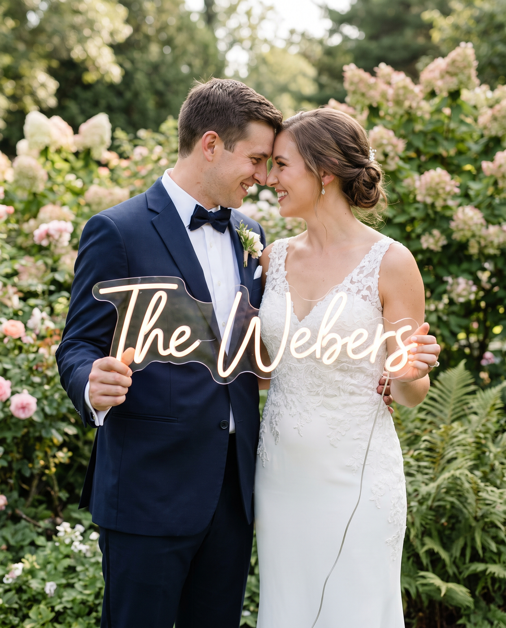 LED-Neonschild „The Webers“ im Garten bei der Hochzeit – Neon Atelier