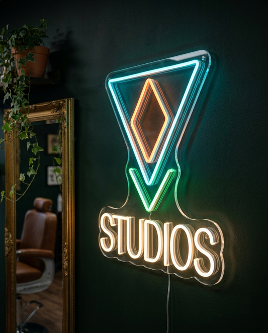 LED-Neon-Logo Apex Studios in einem Tattoo-Studio – Neon Atelier