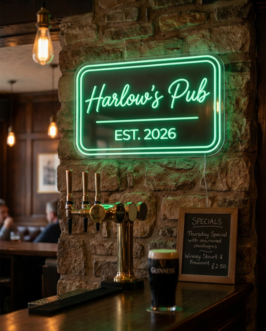 LED-Neon-Schild Harlow's Pub an einer Steinwand – Neon Atelier