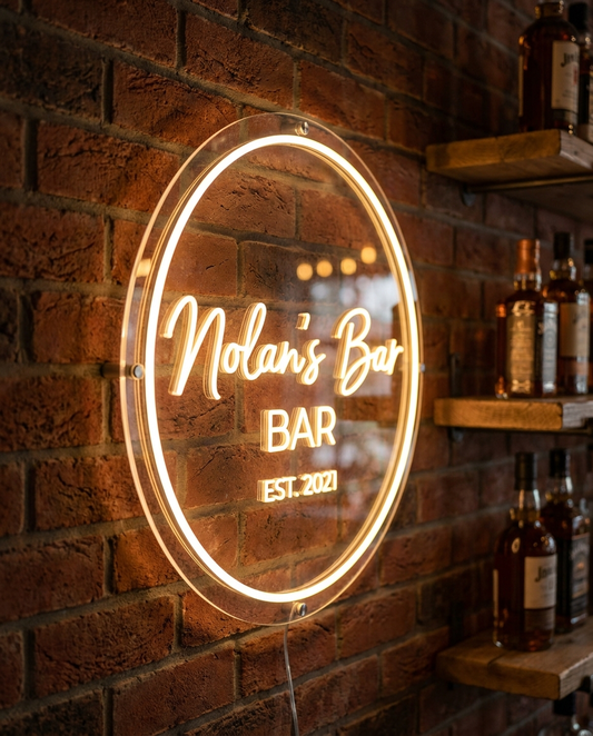 LED-Neon-Schriftzug Nolan's Bar an einer Backsteinwand – Neon Atelier