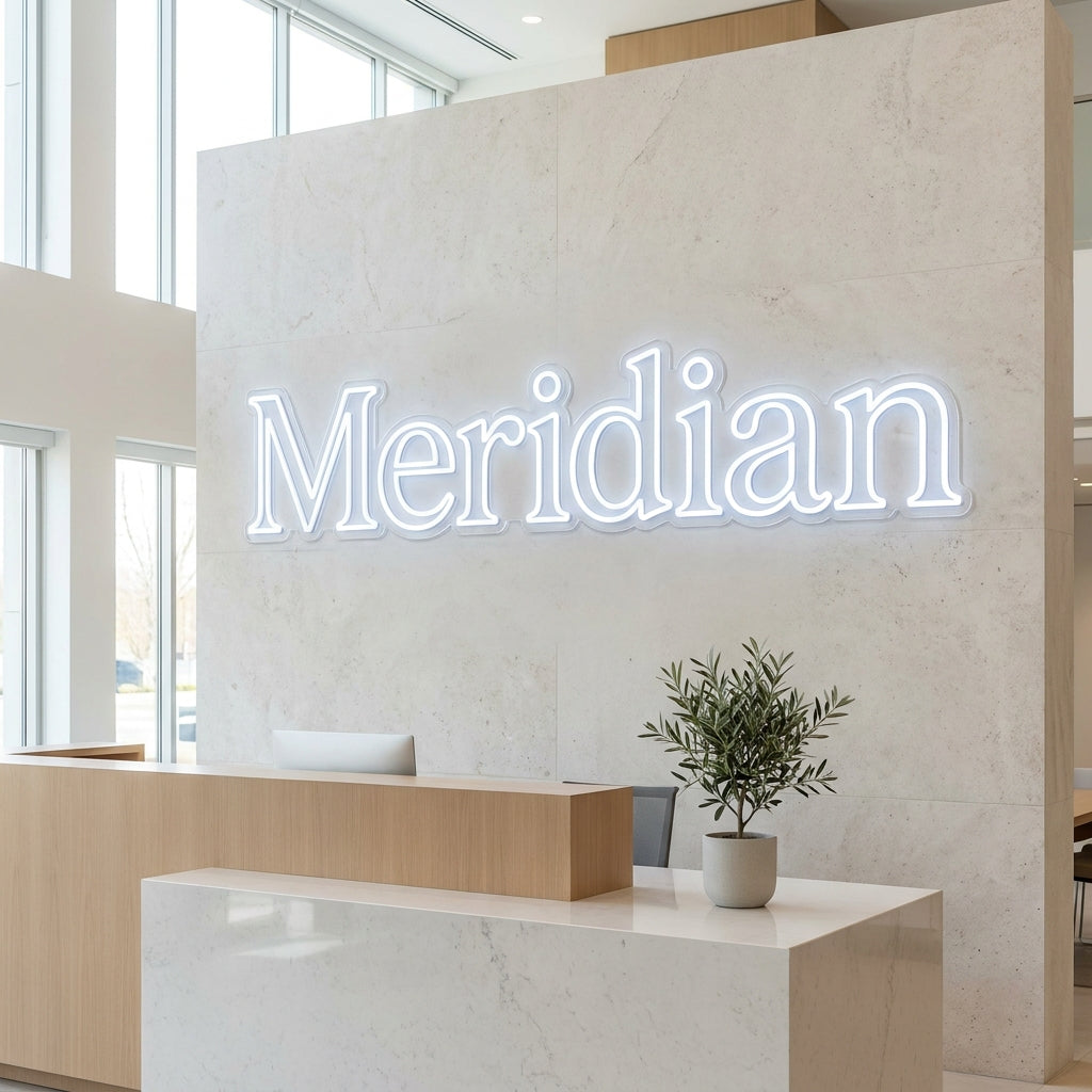 Kühlweißes LED-Neon-Logo „Meridian“ an einer Empfangswand im Unternehmen – Neon Atelier
