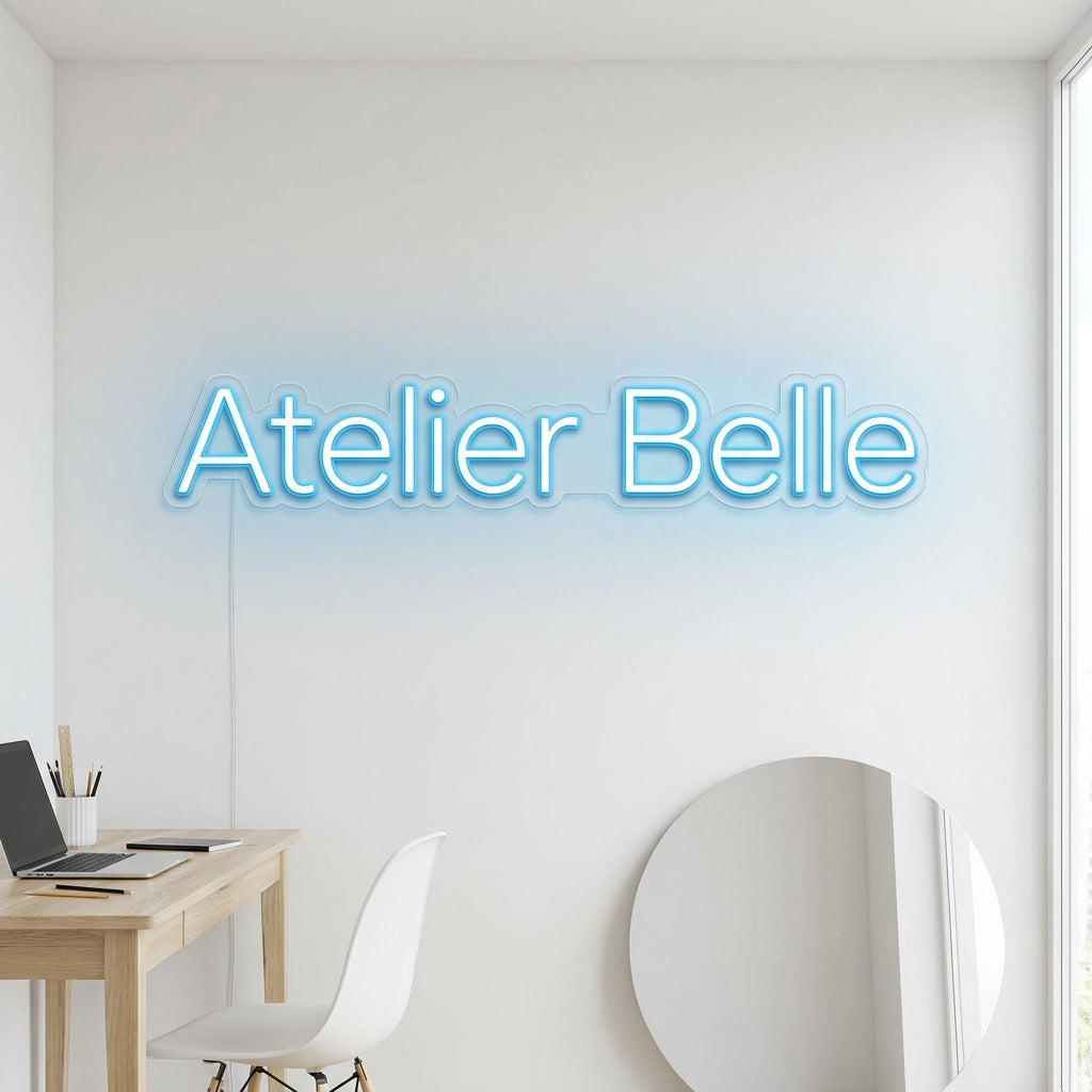 Blau-weißes LED-Neon-Logo „Atelier Belle“ in einem Studio – Neon Atelier