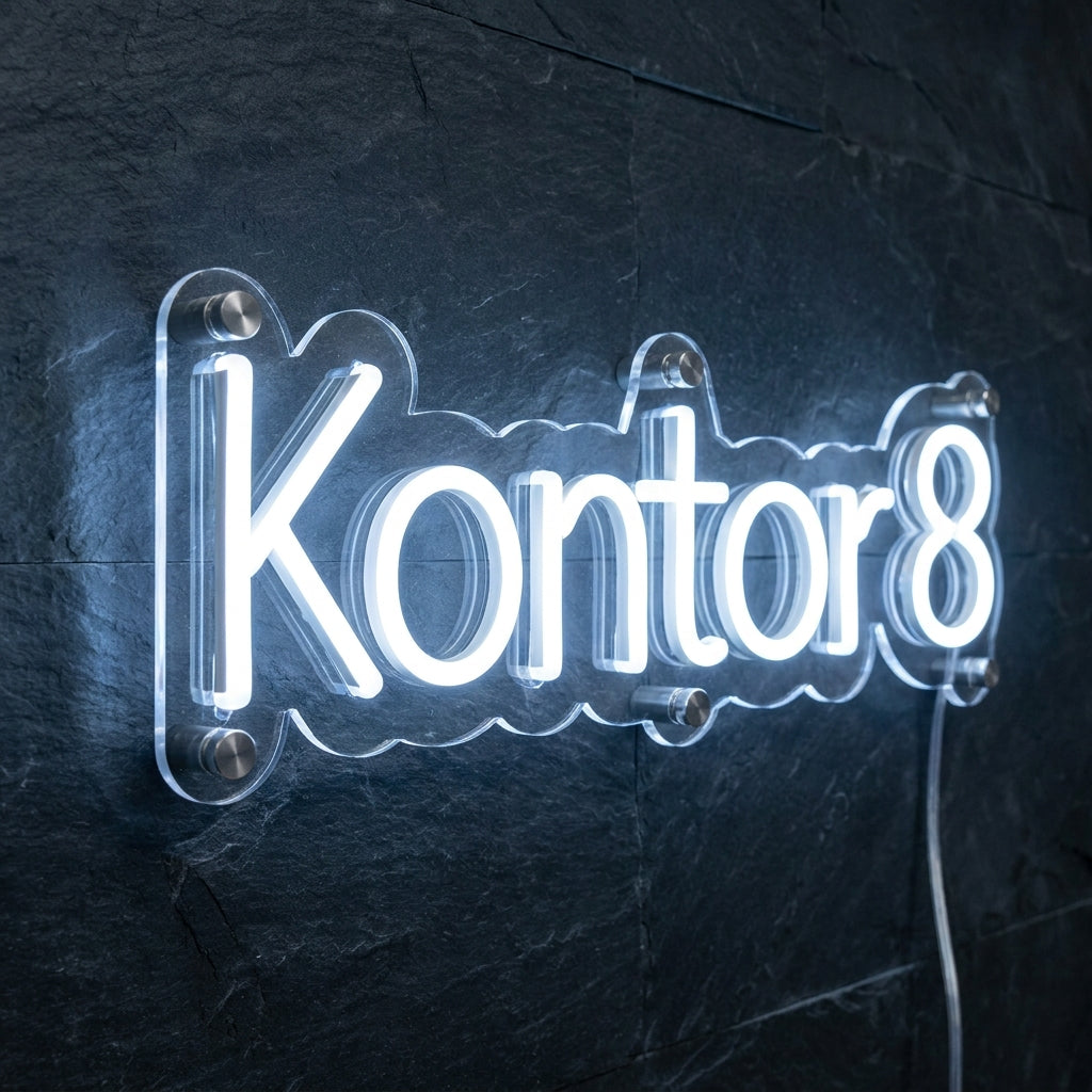 Kühlweißes LED-Neon-Logo „Kontor 8“ mit sichtbaren Standoff-Schrauben – Neon Atelier