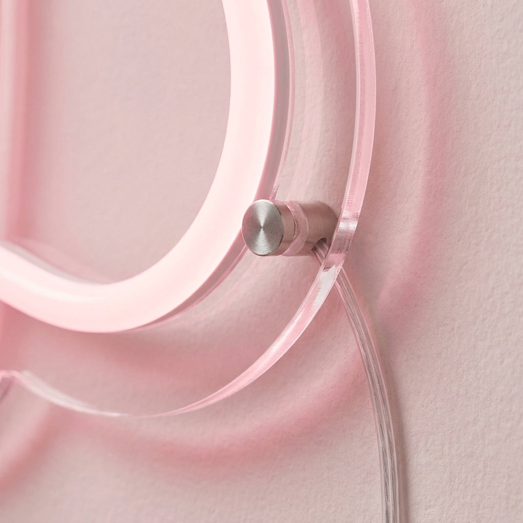 Detailaufnahme: konturgeschnittene Acrylkante, Montage und Kabel eines Beauty-Neonschilds – Neon Atelier