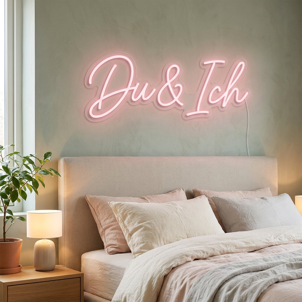 Rosafarbenes LED-Neonschild „Du & Ich“ über dem Bett im Schlafzimmer – Neon Atelier