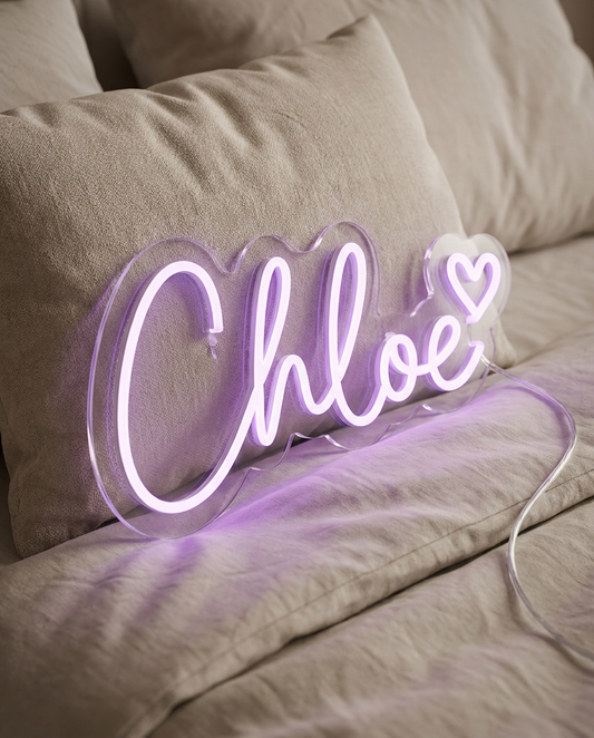 LED-Neonschild „Chloe“ über lila Kissen im Kinderzimmer – Neon Atelier