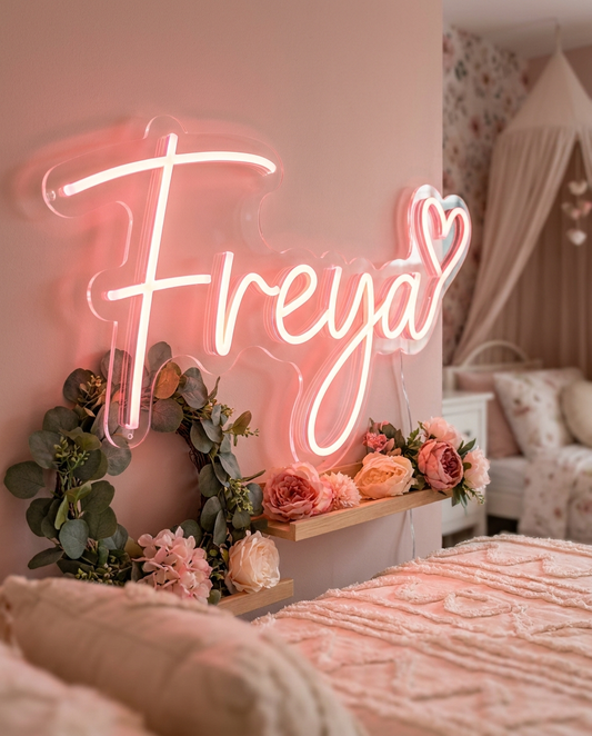 LED-Neonschild „Freya“ mit Blumendeko im Kinderzimmer – Neon Atelier