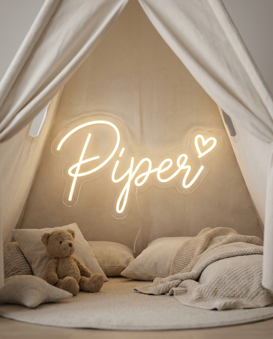 LED-Neonschild „Piper“ über der Tipi-Spielecke im Kinderzimmer – Neon Atelier
