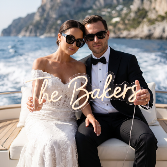 LED-Neonschild „The Bakers“ bei einer Hochzeit auf einer Yacht – Neon Atelier