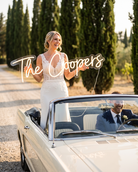 LED-Neonschild „The Coopers“ an einem Oldtimer bei der Hochzeit – Neon Atelier