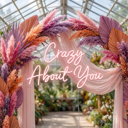 LED-Neonschild „Crazy About You“ an einem Bogen bei der Hochzeit – Neon Atelier