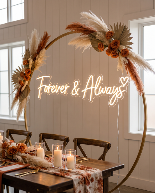 LED-Neonschild „Forever and Always“ an einem Bogen über der Hochzeitstafel – Neon Atelier