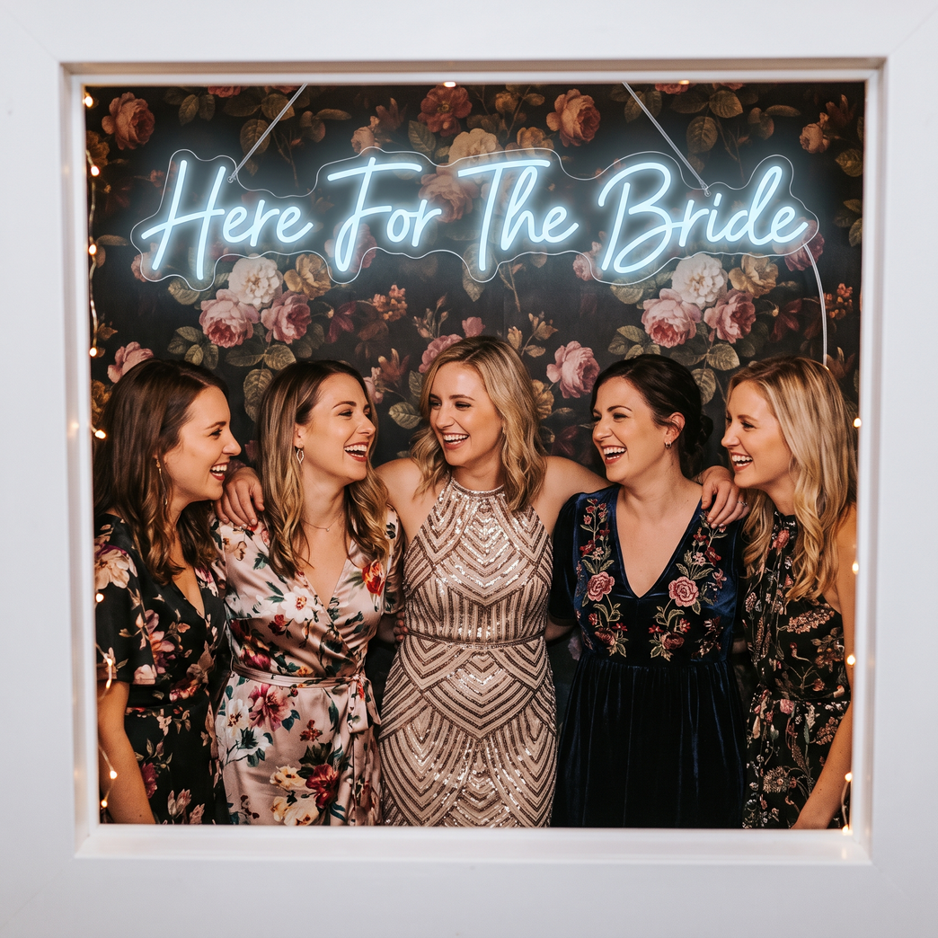 LED-Neonschild „Here for the Bride“ mit einer Gruppe Freundinnen bei der Hochzeit – Neon Atelier