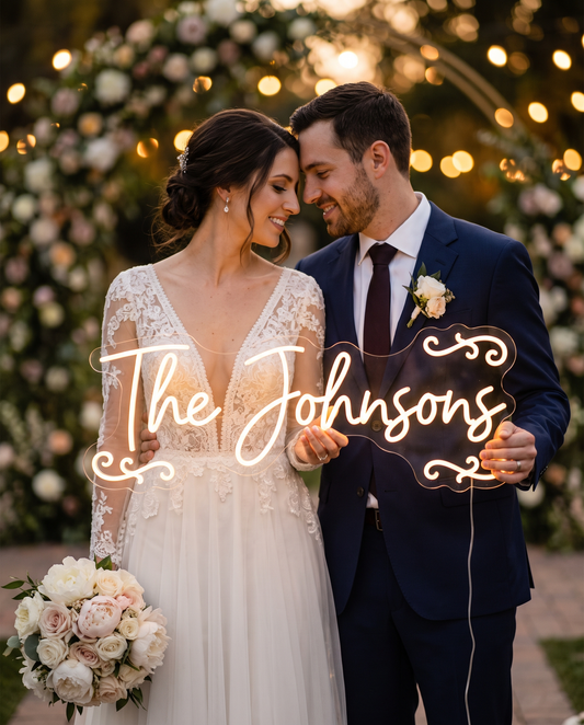 LED-Neonschild „The Johnsons“ an einem Blumenbogen bei der Hochzeit – Neon Atelier