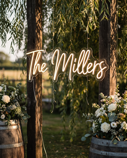 LED-Neonschild „The Millers“ freistehend unter einer Trauerweide bei der Hochzeit – Neon Atelier