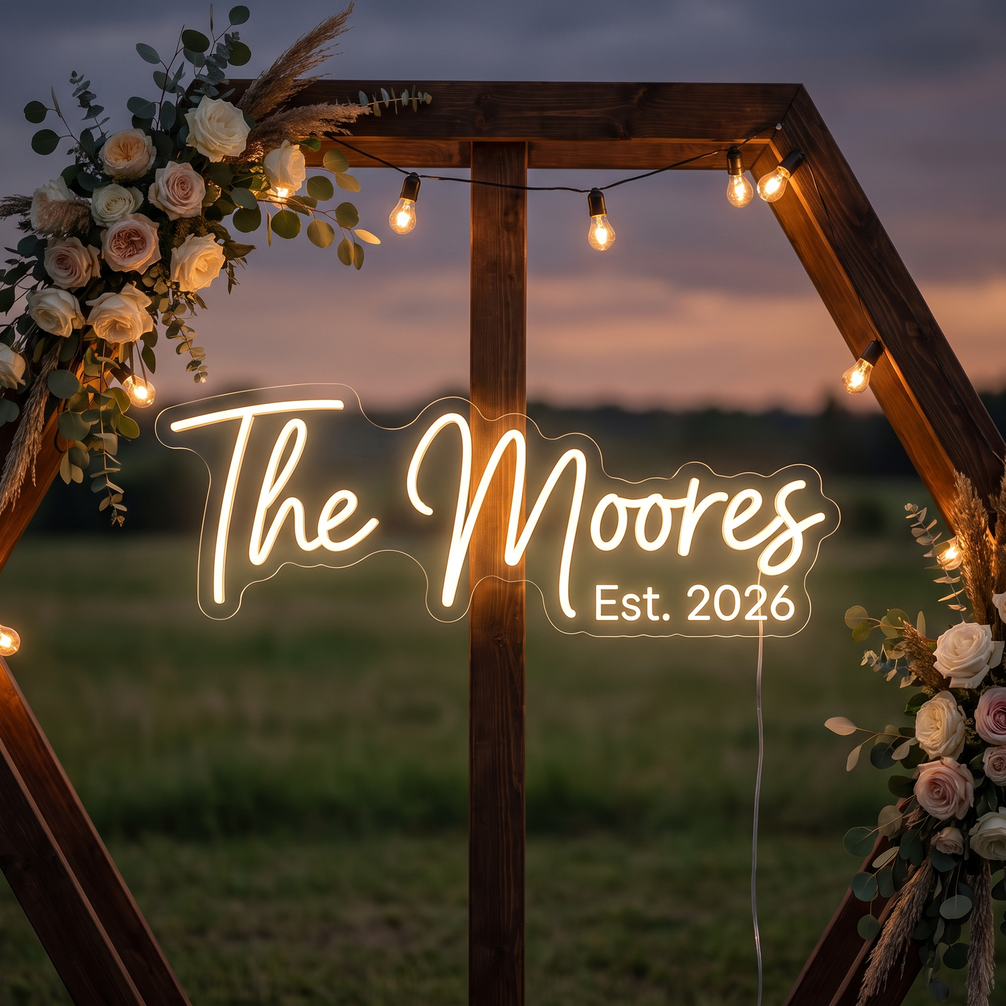 LED-Neonschild „The Moores Est. 2026“ an einem Sechseck-Bogen bei der Hochzeit – Neon Atelier