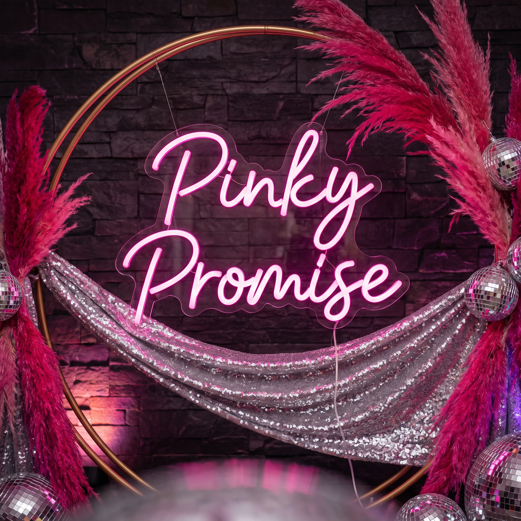 LED-Neonschild „Pinky Promise“ an einem Disco-Bogen bei der Hochzeit – Neon Atelier