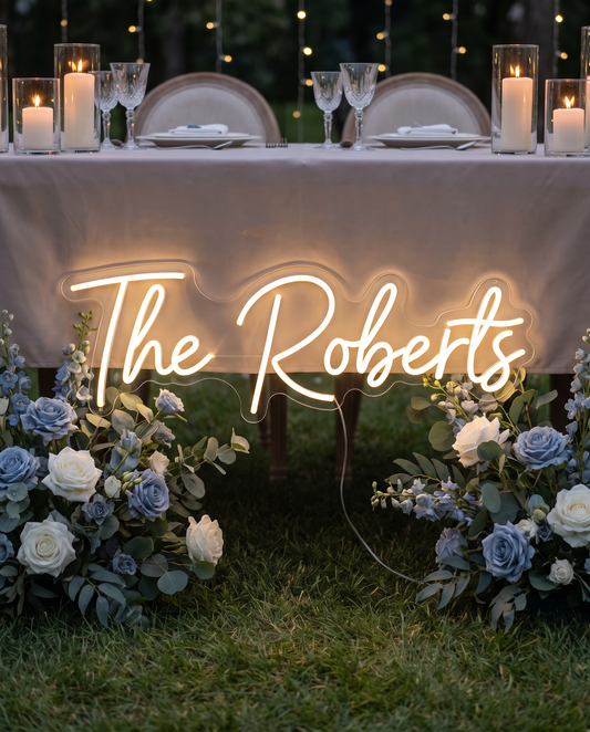 LED-Neonschild „The Roberts“ unter dem Tisch bei der Hochzeit – Neon Atelier