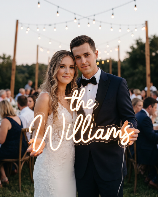 LED-Neonschild „The Williams“ unter einer Lichterkette bei der Hochzeit – Neon Atelier